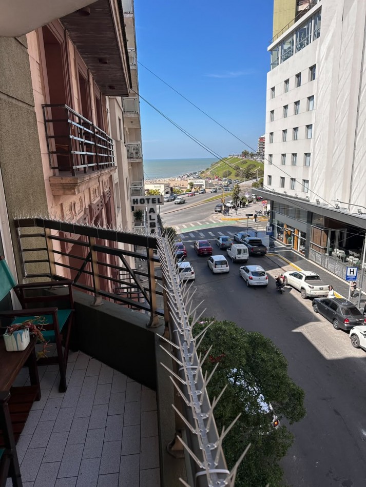 VENTA SEMIPISO DE 3 AMBIENTES CON VISTA LATERAL AL MAR EN LA PERLA