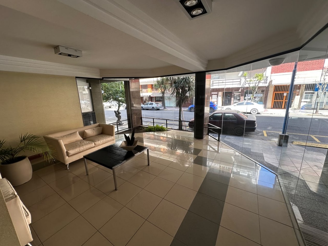 VENTA SEMIPISO DE 3 AMBIENTES CON VISTA LATERAL AL MAR EN LA PERLA