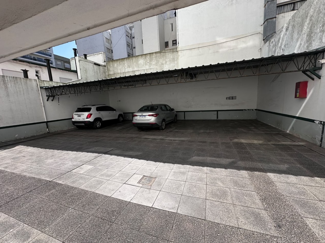 VENTA SEMIPISO DE 3 AMBIENTES CON VISTA LATERAL AL MAR EN LA PERLA