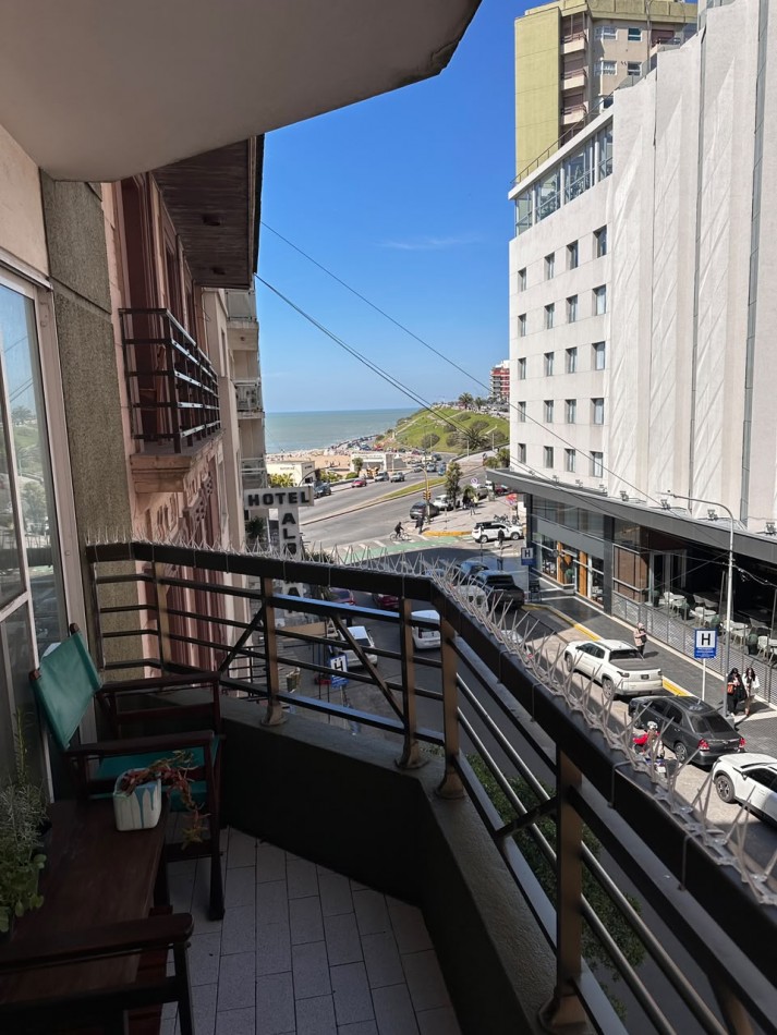 VENTA SEMIPISO DE 3 AMBIENTES CON VISTA LATERAL AL MAR EN LA PERLA