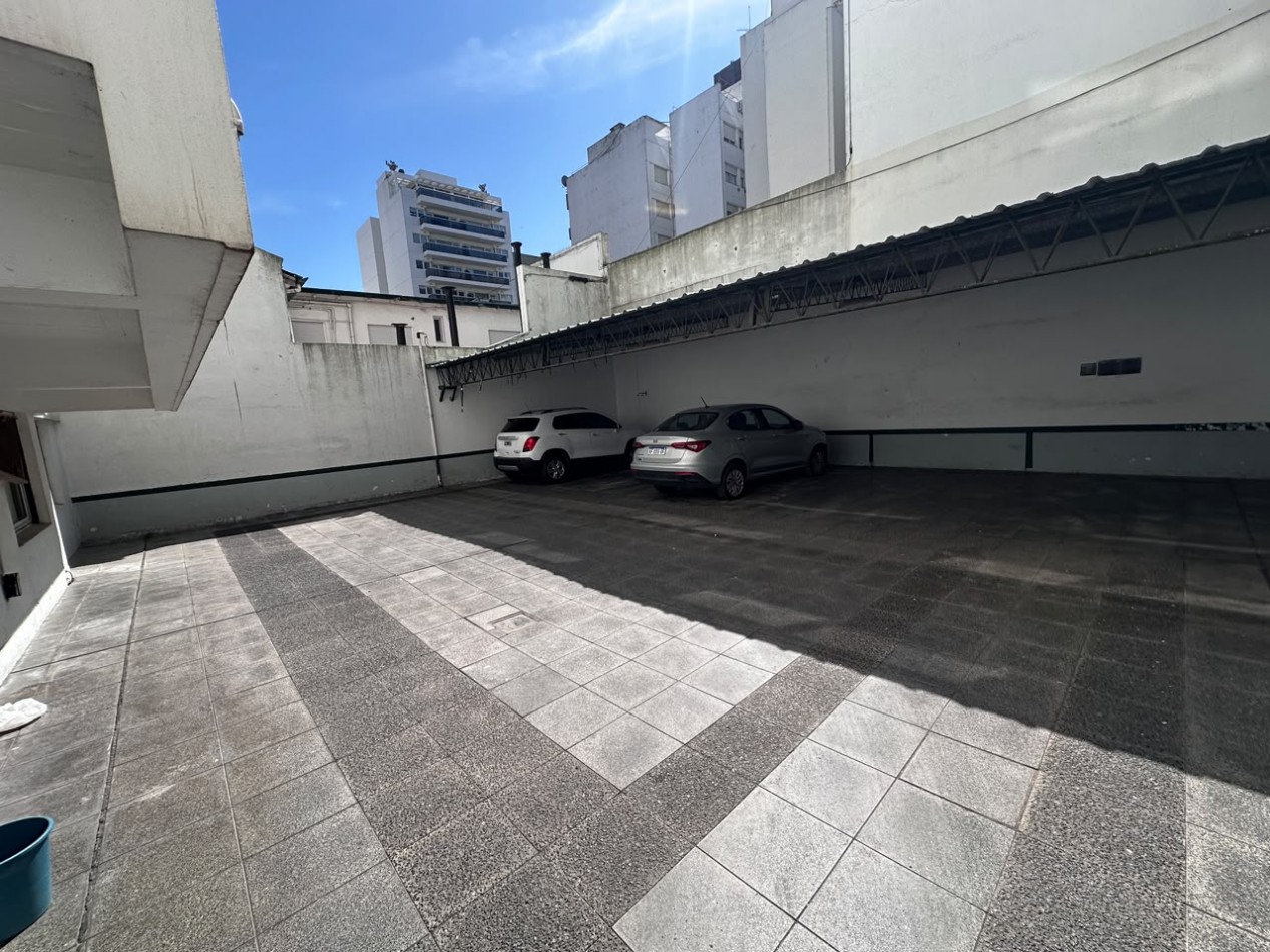 VENTA SEMIPISO DE 3 AMBIENTES CON VISTA LATERAL AL MAR EN LA PERLA