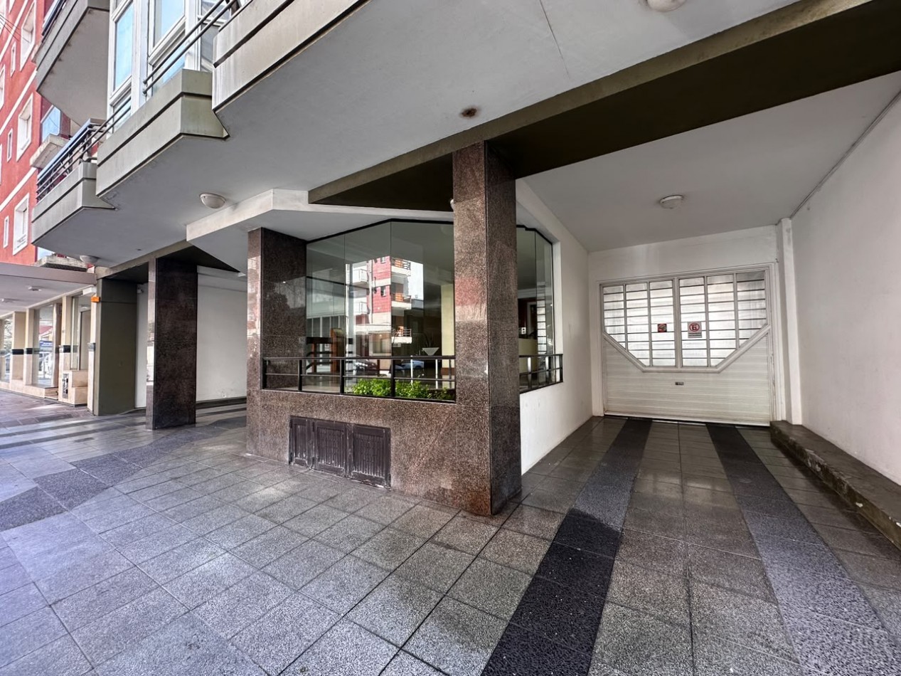 VENTA SEMIPISO DE 3 AMBIENTES CON VISTA LATERAL AL MAR EN LA PERLA