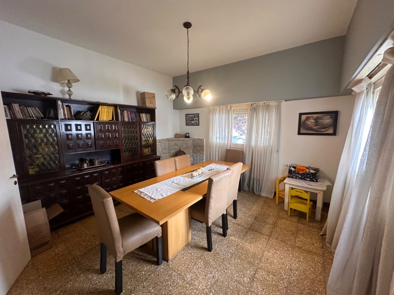 VENTA CASA DE 5 AMBIENTES EN CHAUVIN