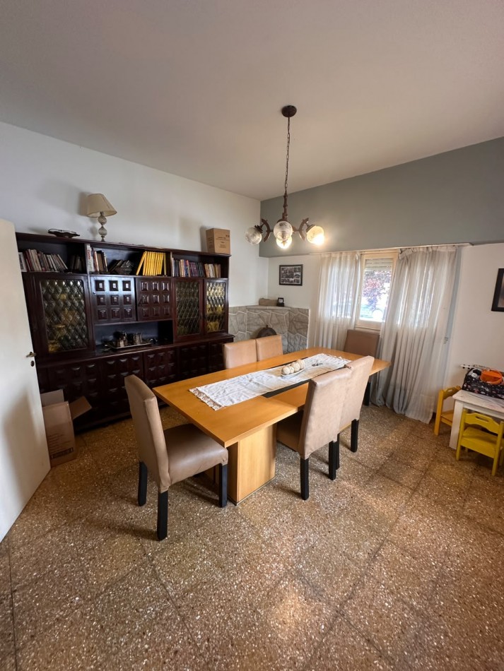 VENTA CASA DE 5 AMBIENTES EN CHAUVIN