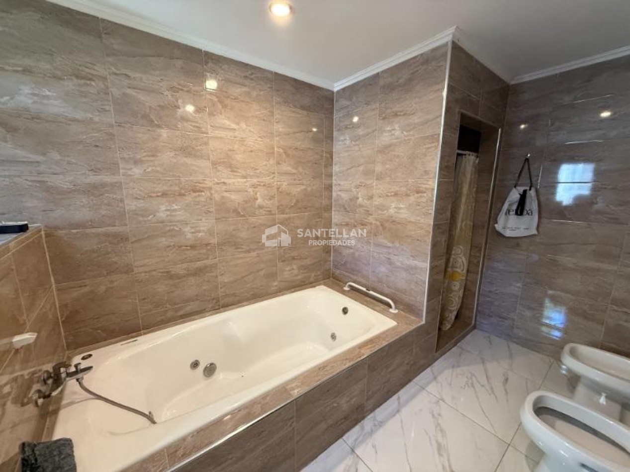 Casa 8 Ambientes | Apta Geriatrico - Uso Profesional o Vivienda | 400 m² Cubiertos | Punta Mogotes