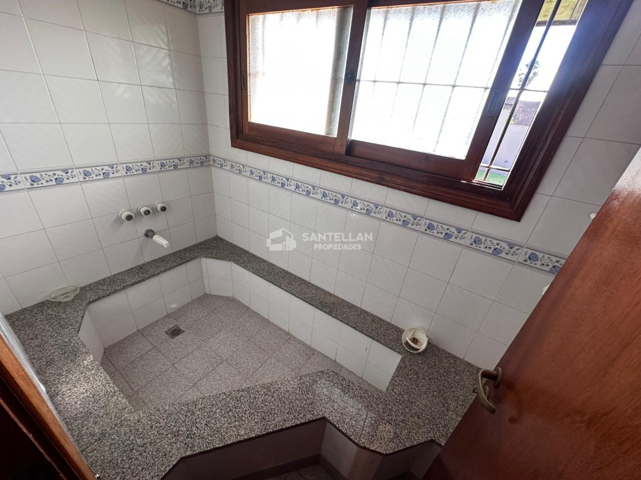 VENTA CHALET 5 AMBIENTES DE CATEGORIA BARRIO CONSTITUCION