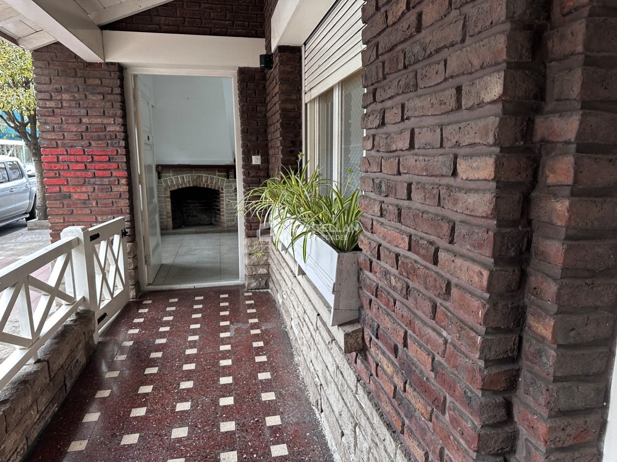 CHALET TRES AMBIENTES CON PARQUE BARRIO CHAUVIN