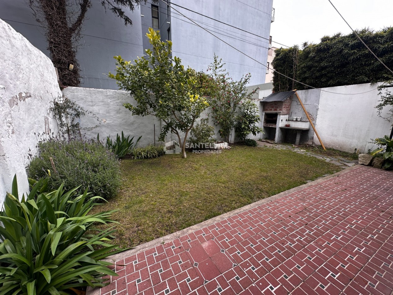 CHALET TRES AMBIENTES CON PARQUE BARRIO CHAUVIN