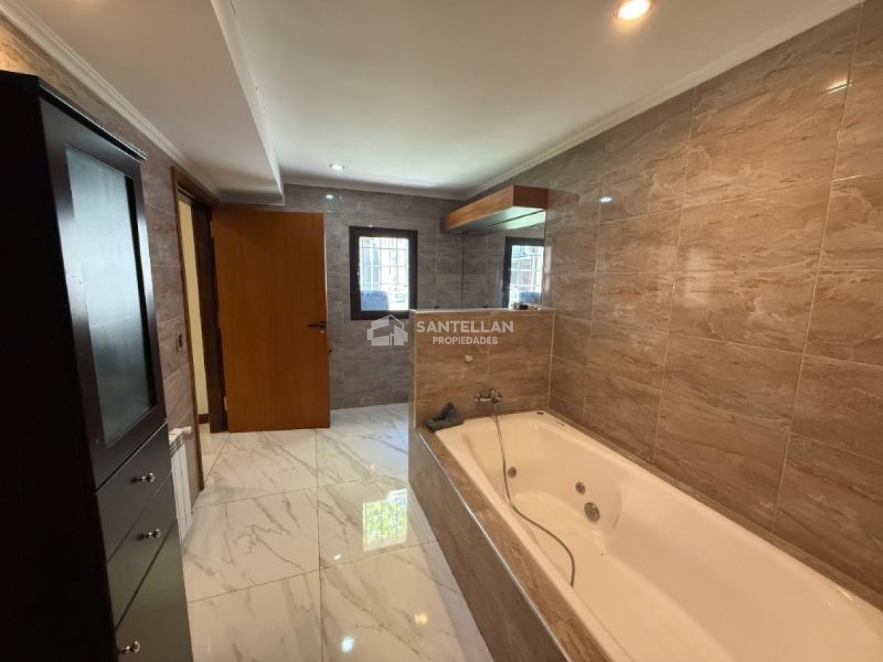 Casa 8 Ambientes | Apta Geriatrico - Uso Profesional o Vivienda | 400 m² Cubiertos | Punta Mogotes