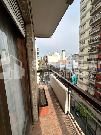 PISO 4 AMBIENTES CON BALCON A LA CALLE Y DEPENDENCIA