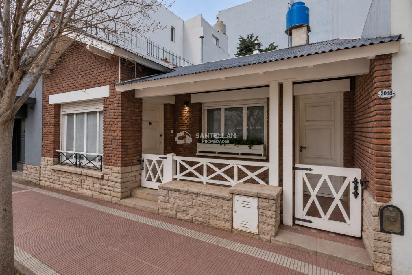 CHALET TRES AMBIENTES CON PARQUE BARRIO CHAUVIN