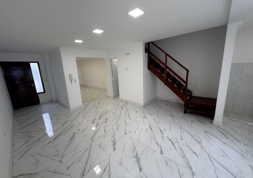 VENTA DUPLEX 3 AMBIENTES CON GARAGE Y PATIO